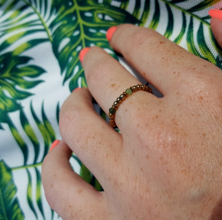 Złoty pierścionek elastyczny z zielonymi turmalinami