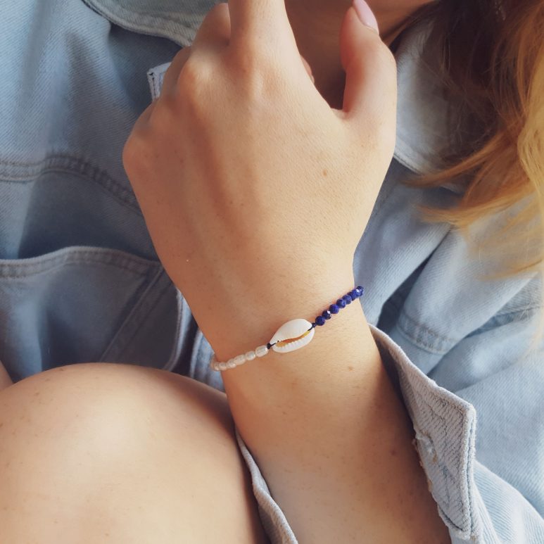 bransoletka z muszelką na sznurku lapis lazuli i perły