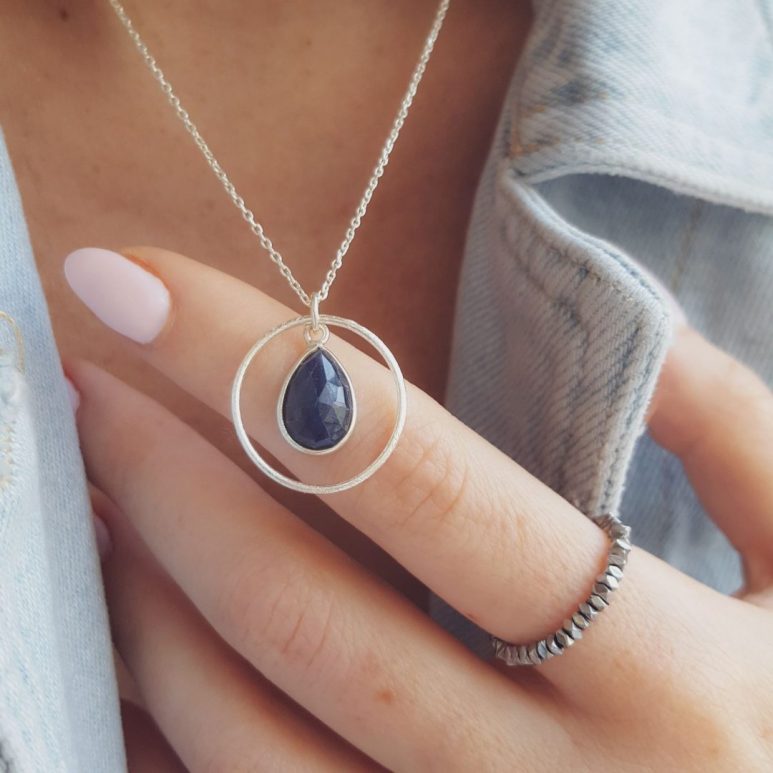 Wisiorek z szafirem w srebrnej karmie