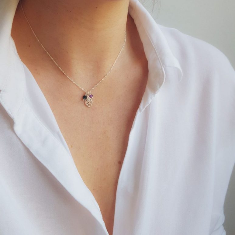 Minimalistyczny naszyjnik pawie pióro kamienie szlachetne
