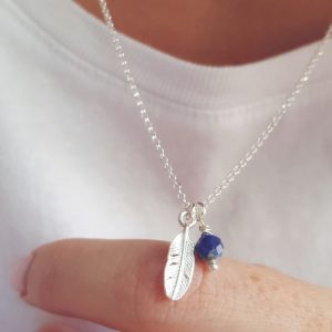 Delikatny naszyjnik z piórkiem i sodalitem srebro