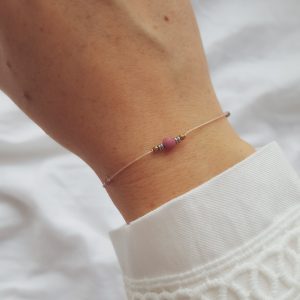 Delikatna bransoletka z różowym kamieniem sznurek