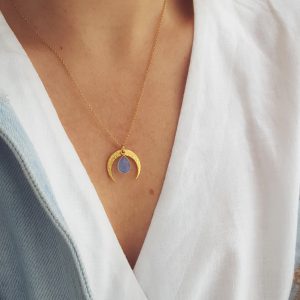 Wisiorek lunula i chalcedon