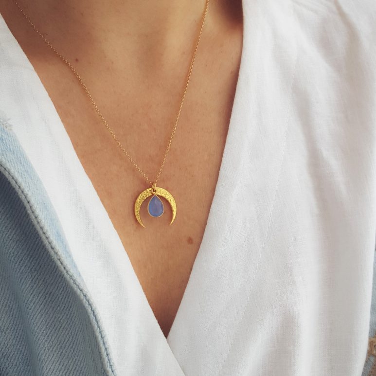 Wisiorek lunula i chalcedon