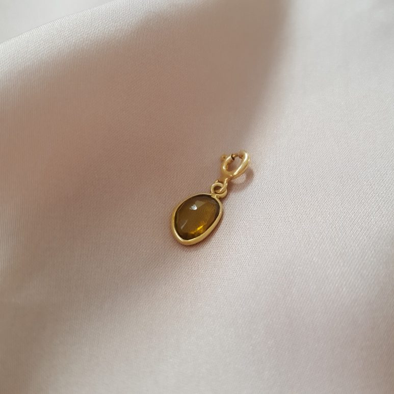 Charms z zielonym kamieniem srebro pozłacane