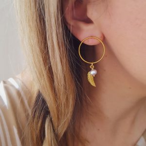 Kolczyki boho z piórkiem i różową perłą