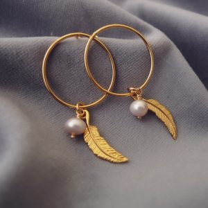 Złote kolczyki koła z zawieszkami boho