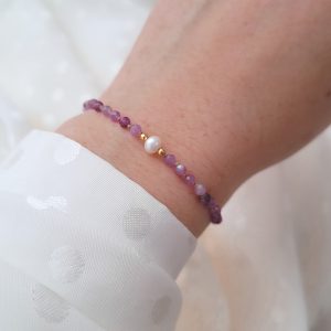 Delikatna bransoletka z rubinami i perłą